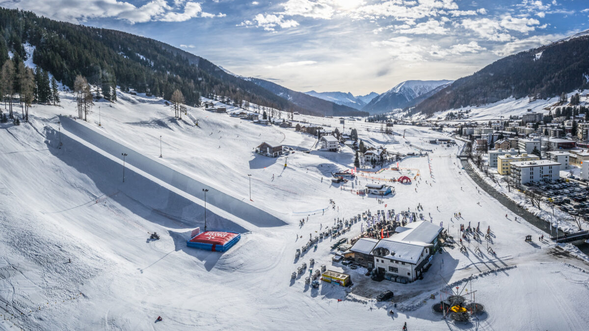 Verschneites Bolgen-Areal am Jakobshorn in Davos mit Wintersportlern bei Sonnenschein