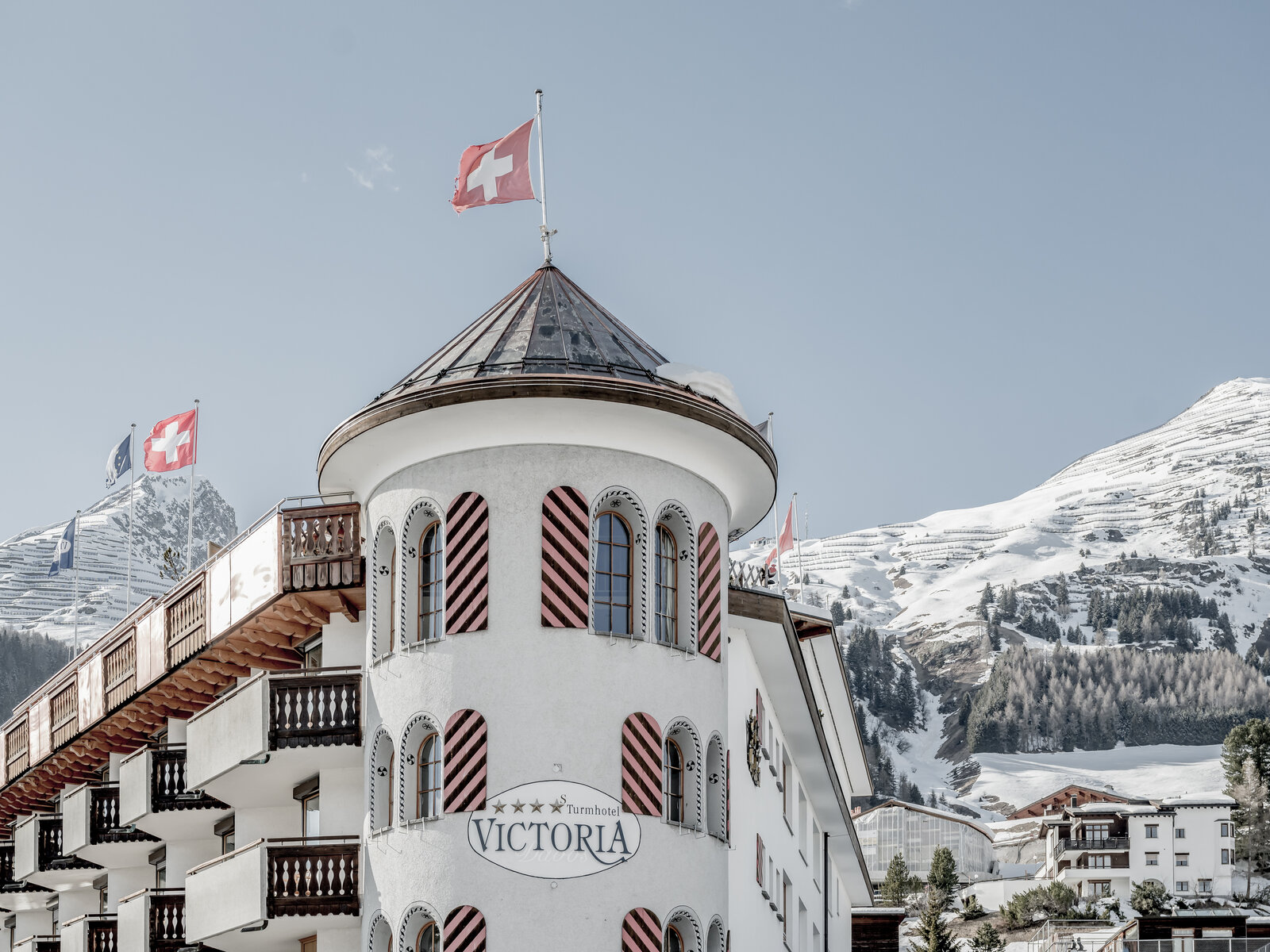 Aussenansicht und Turm des Turmhotel Victoria in Davos